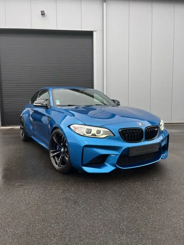 Protection de la carrosserie sur cette BMW M2 dans notre centre esthétique à Pau proche de Tarbes, Dax, Biarritz