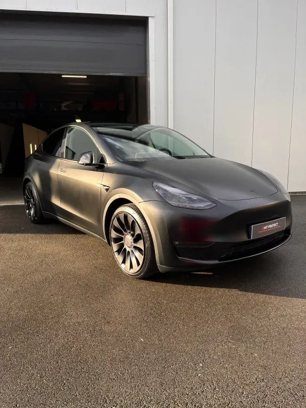 Pose d'une protection céramique crystal serum ultra GTECHNIQ sur une Tesla Model Y Performance à Biarritz