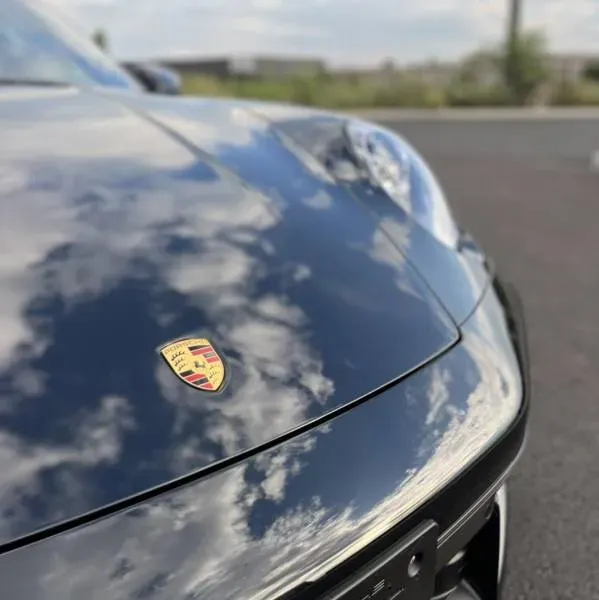 Faire briller sa Porsche 992 par un traitement céramique à proximité de Pau et Biarritz